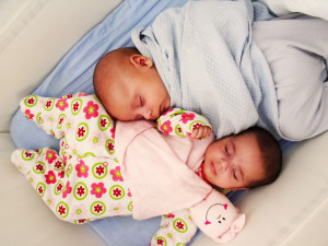 תאומים בערסל לתינוקות תאומים בעריסה